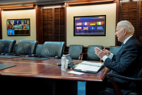 ▲조 바이든 미국 대통령이 24일(현지시간) 백악관 상황실에서 유럽 지도자들과 우크라이나 사태를 논의하는 화상 회의에 참석하고 있다. 워싱턴D.C./로이터연합뉴스
