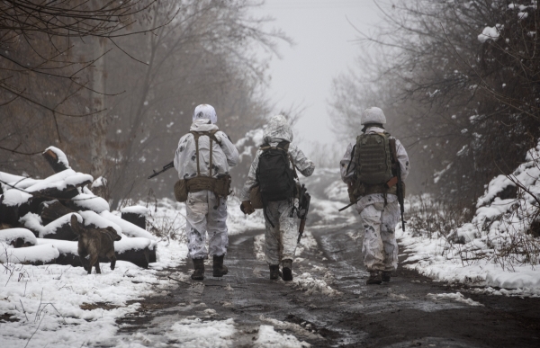▲무장한 우크라이나 군인들이 2021년 12월 7일 도네츠크주 카테리니브카 인근에서 친러시아 반군과의 분리선을 걷고 있다. AP연합뉴스
