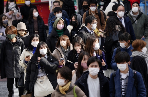 ▲일본 도쿄 시부야에서 25일 행인들이 마스크를 쓰고 걷고 있다. 
 (연합뉴스)