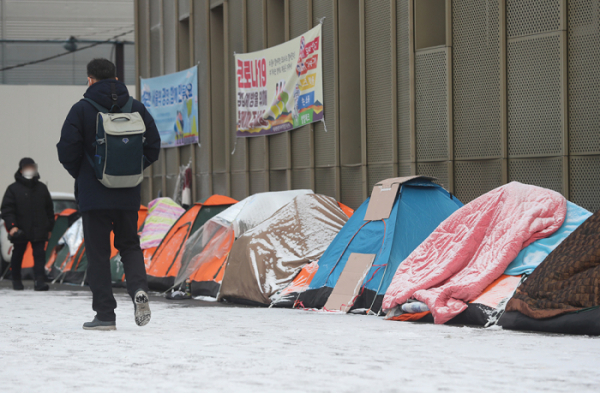 ▲지난 2일 서울역 광장 주변에 설치된 노숙인 텐트 위에 눈이 내려 앉아 있다.  (뉴시스)