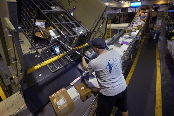 ▲미국 보스턴의 한 물류업체에서 지난해 11월 18일 노동자가 배송 상품들을 살피고 있다. 보스턴/AP뉴시스
