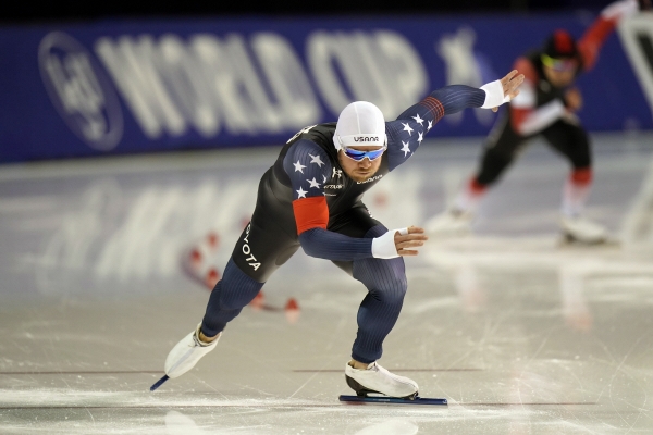 ▲(뉴시스) 스피드스케이팅 1500m 경기를 펼치는 미국 스피드스케이팅 대표 조이 만티아
