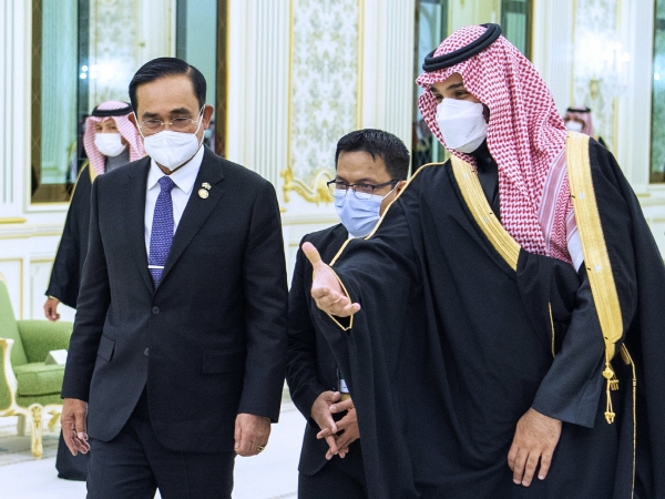 ▲쁘라윳 짠오차(왼쪽) 태국 총리가 25일(현지시간) 리야드에서 무함마드 빈살만 사우디아라비아 왕세자의 안내를 받아 걷고 있다. 리야드/AP뉴시스
