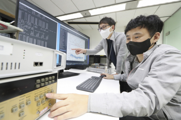 ▲KT 연구원들이 대전 KT대덕제2연구센터에서 ‘양자 하이브리드 기술’을 시연하고 있다.  (사진제공=KT)