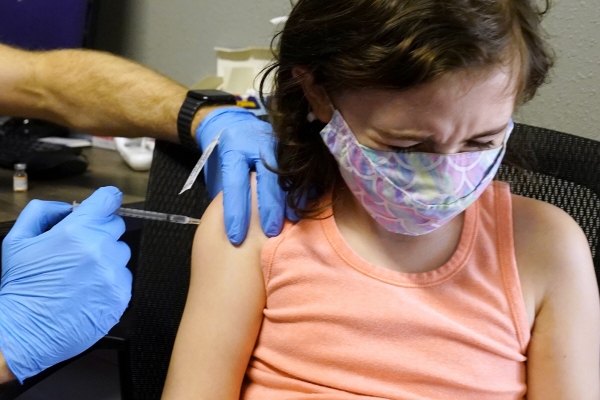▲미국 캘리포니아주 새크라멘토의 한 병원에서 25일 어린이가 백신을 접종하고 있다. 새크라멘토/AP연합뉴스
