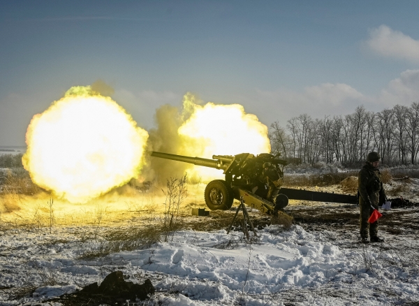 ▲러시아군이 26일(현지시간) 우크라이나와 인접한 남부 로스토프주에서 곡사포 사격 훈련을 하고 있다. 로스토프/로이터연합뉴스 
