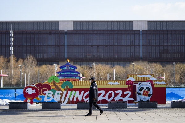 ▲25일 중국 베이징에서 한 경찰관이 2022 베이징 동계올림픽 진열대 앞을 지나가고 있다. 베이징/AP연합뉴스
