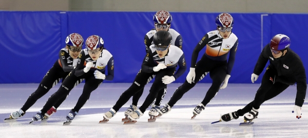 ▲(뉴시스) 지난 5일 충북 진천국가대표선수촌 빙상경기장에서 쇼트트랙 대표팀들이 훈련하고 있다.
