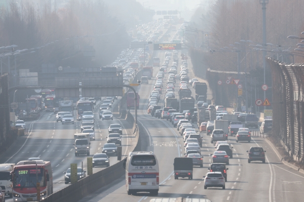 ▲28일 오전 서울 서초구 경부고속도로의 모습. (연합뉴스)
