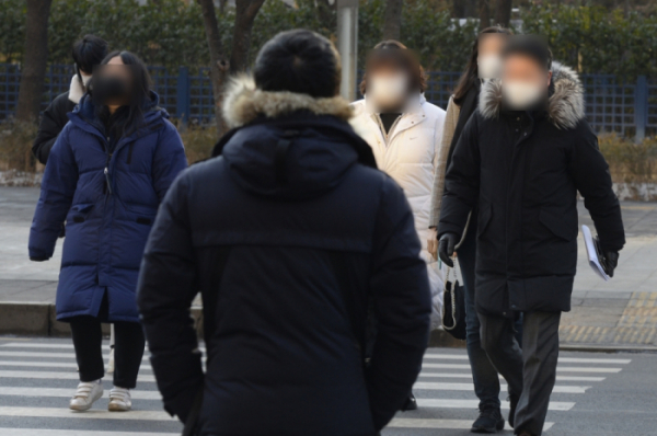 ▲'큰 추위'라는 뜻의 절기상 대한인 지난 20일 서울 영등포구 여의도역 일대에서 시민들이 발걸음을 옮기고 있다. 조현호 기자 hyunho@  (이투데이DB)