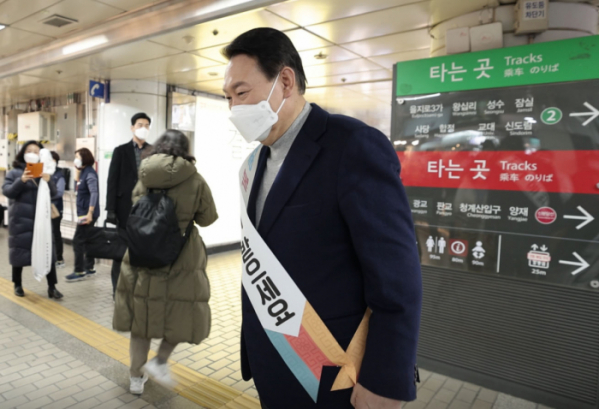 ▲윤석열 국민의힘 대선 후보가 설 연휴 첫날인 29일 서울 강남역을 찾아 시민들에게 새해 인사를 하고 있다.  (사진제공=국민의힘 선대위)