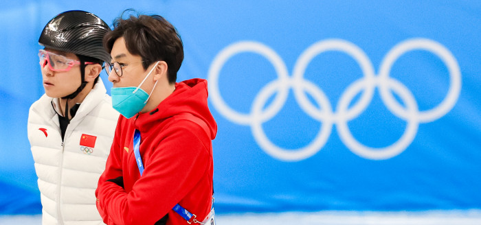 ▲2022 베이징 동계올림픽 개막을 사흘 앞둔 1일 오후 중국 베이징 캐피털 실내 경기장에서 중국 대표팀의 김선태 감독(오른쪽)과 안현수 기술코치가 이야기를 하고 있다. (연합뉴스)