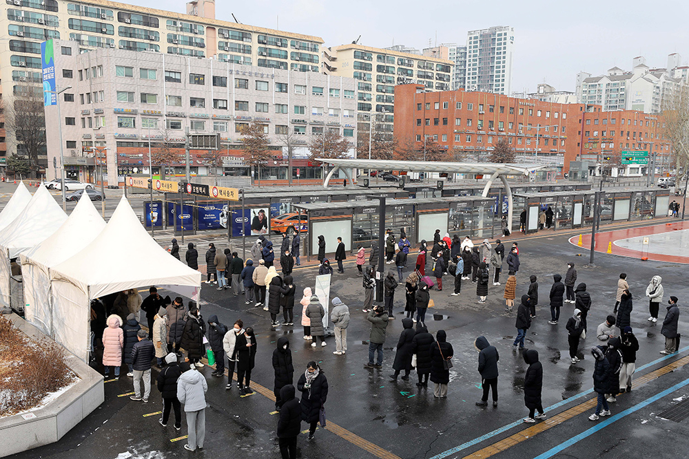 ▲1일 오후 서울 서초구 고속터미널역 임시선별검사소에서 시민들이 검사를 받기 위해 대기하고 있다.  (뉴시스)