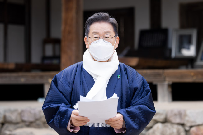 ▲더불어민주당 이재명 대선후보가 설 명절인 1일 경북 안동시 임청각에서 육군사관학교의 안동 이전, 미래형 친환경 자동차부품산업 육성, 글로벌 백신·의료산업 벨트 조성 등을 핵심으로 하는 경북 지역 공약을 발표하고 있다. (이재명 더불어민주당 대선후보 선거대책위원회 제공)