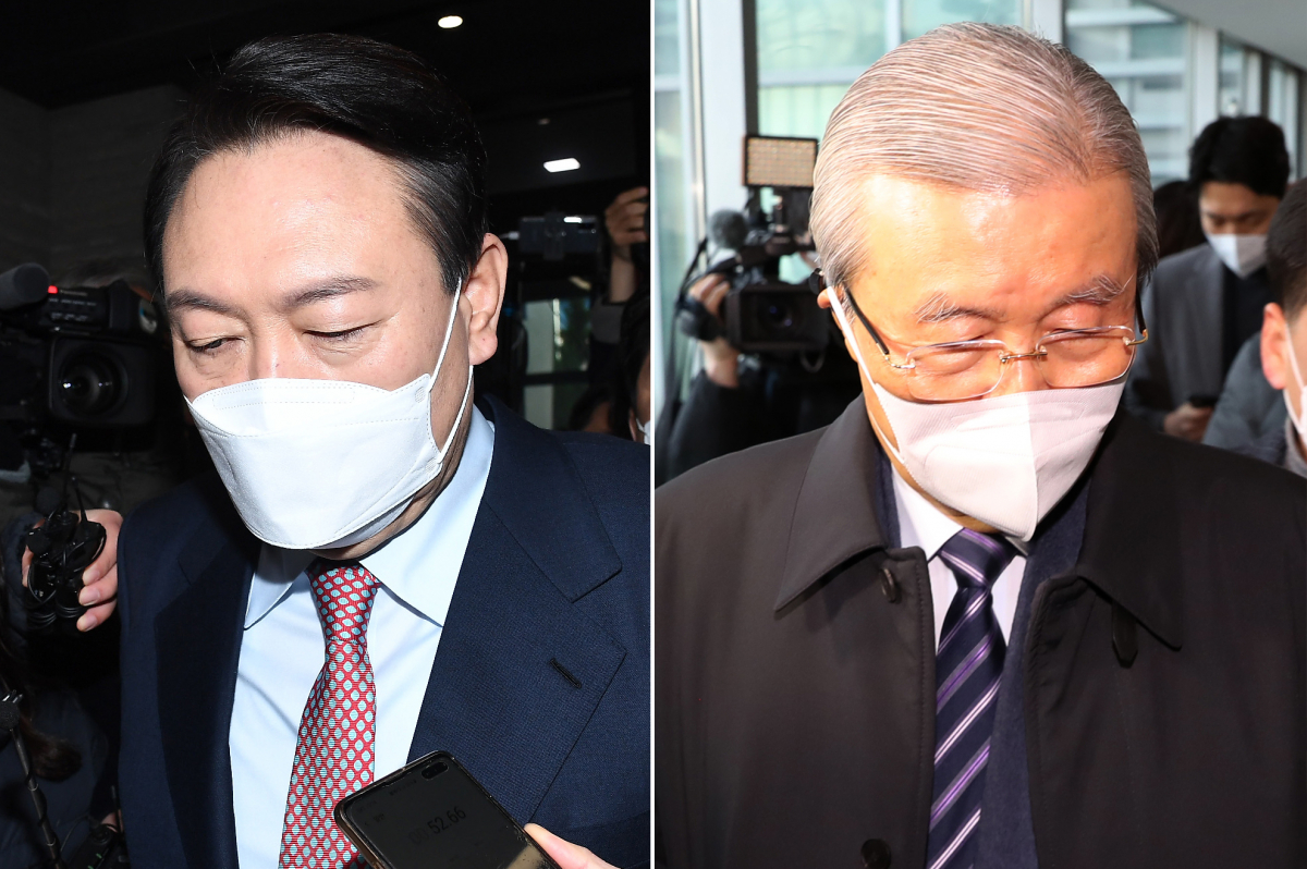 ▲지난달 5일 쇄신안을 발표하기 위해 서울 여의도 당사로 들어서는 윤석열 국민의힘 대선 후보(왼쪽)와 자신의 사무실로 출근하는 김종인 전 총괄선대위원장. (연합뉴스)