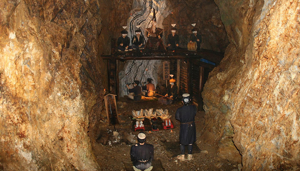 ▲일본 사도광산 내부에 인간 모형이 놓여 있다. 출처 사도광산 웹사이트
