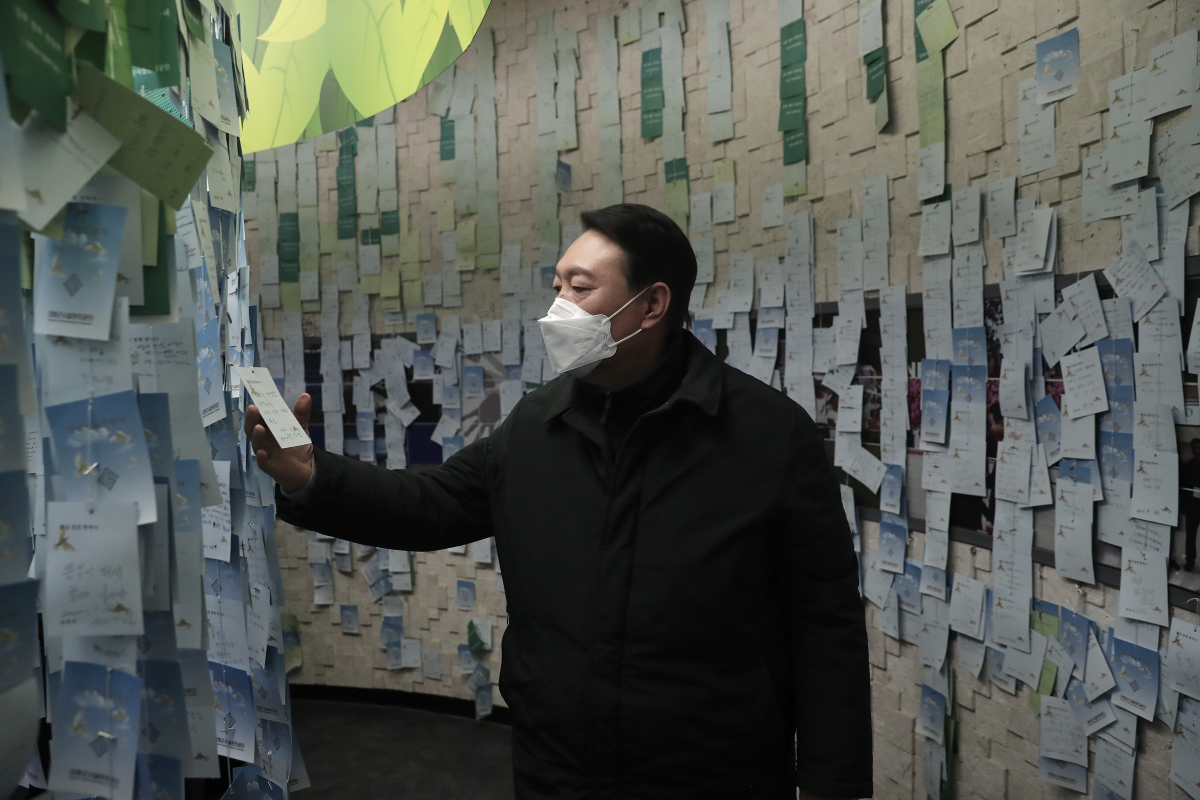 ▲윤석열 국민의힘 대선 후보가 설 명절인 1일 인천시 강화군 강화평화전망대를 방문, 작성한 소원지를 달고 있다. (제공=국민의힘 중앙선대본부)