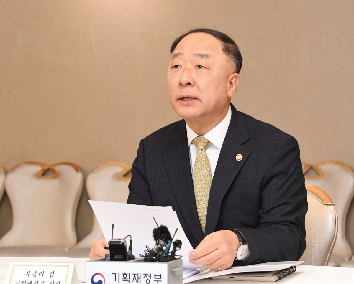 ▲홍남기 경제부총리 겸 기획재정부 장관이 2월 3일 서울 광화문 정부서울청사에서 열린 '제38차 부동산시장 점검 관계장관회의'를 주재, 모두발언을 하고 있다. (사진제공=기획재정부)