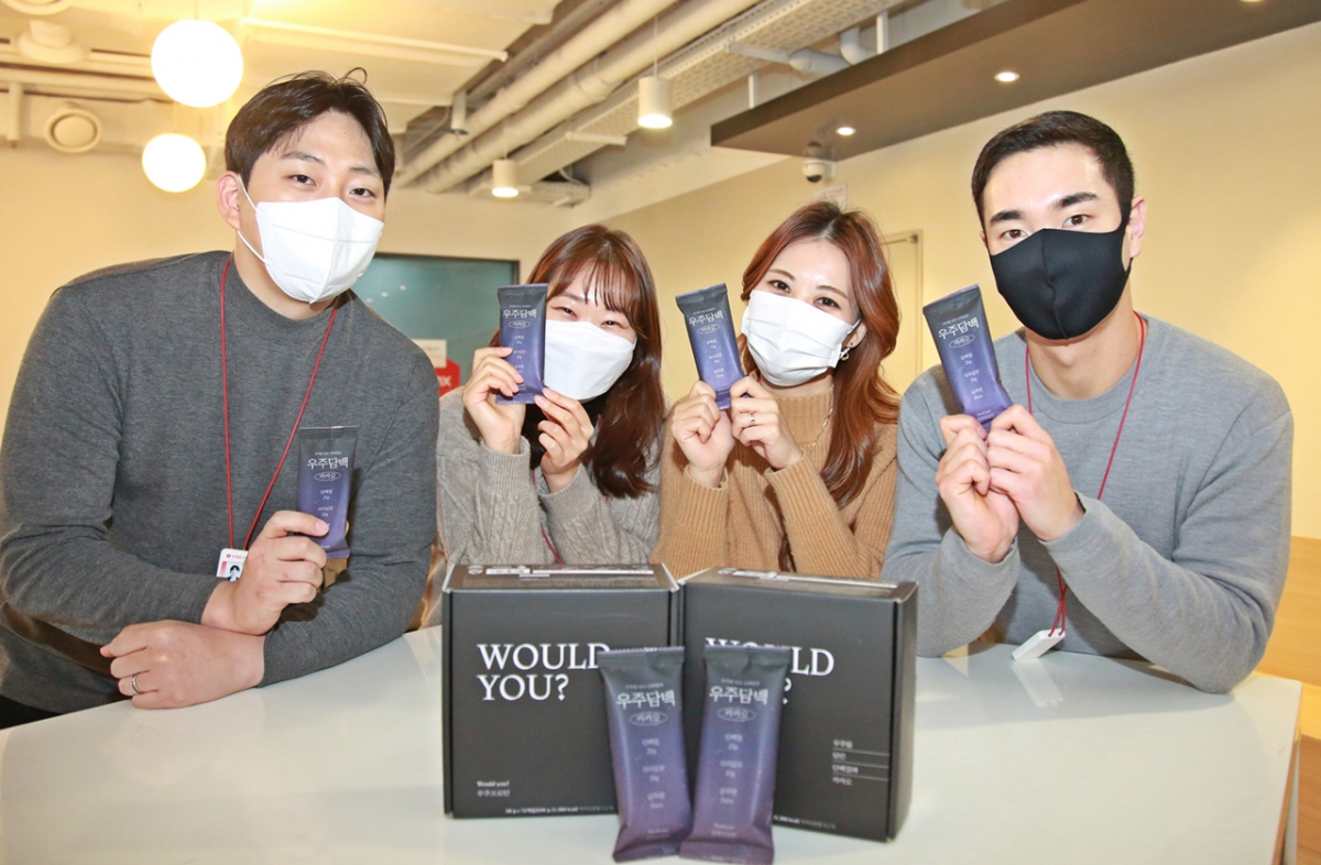 ▲롯데홈쇼핑이 출시한 단백질바 '우주프로틴'.  (사진제공=롯데홈쇼핑)