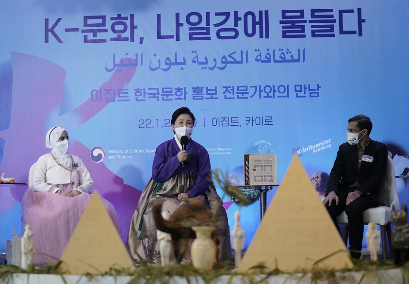 ▲<YONHAP PHOTO-0049> 이집트 한국문화 홍보 전문가 만난 김정숙 여사 (카이로=연합뉴스) 서명곤 기자 = 김정숙 여사가 20일(현지시간) 이집트 카이로 한 호텔에서 열린 이집트 한국문화 홍보 전문가와의 간담회에서 발언하고 있다. 2022.1.21 seephoto@yna.co.kr/2022-01-21 00:27:17/<저작권자 ⓒ 1980-2022 ㈜연합뉴스. 무단 전재 재배포 금지.>