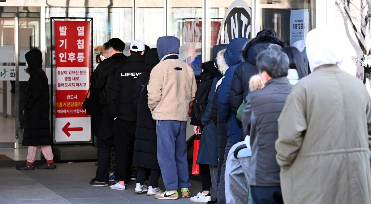 ▲경기도 수원시 권선구 화홍병원에서 시민들이 코로나19 진단검사를 받기 위해 줄 서 기다리고 있다.  (뉴시스)