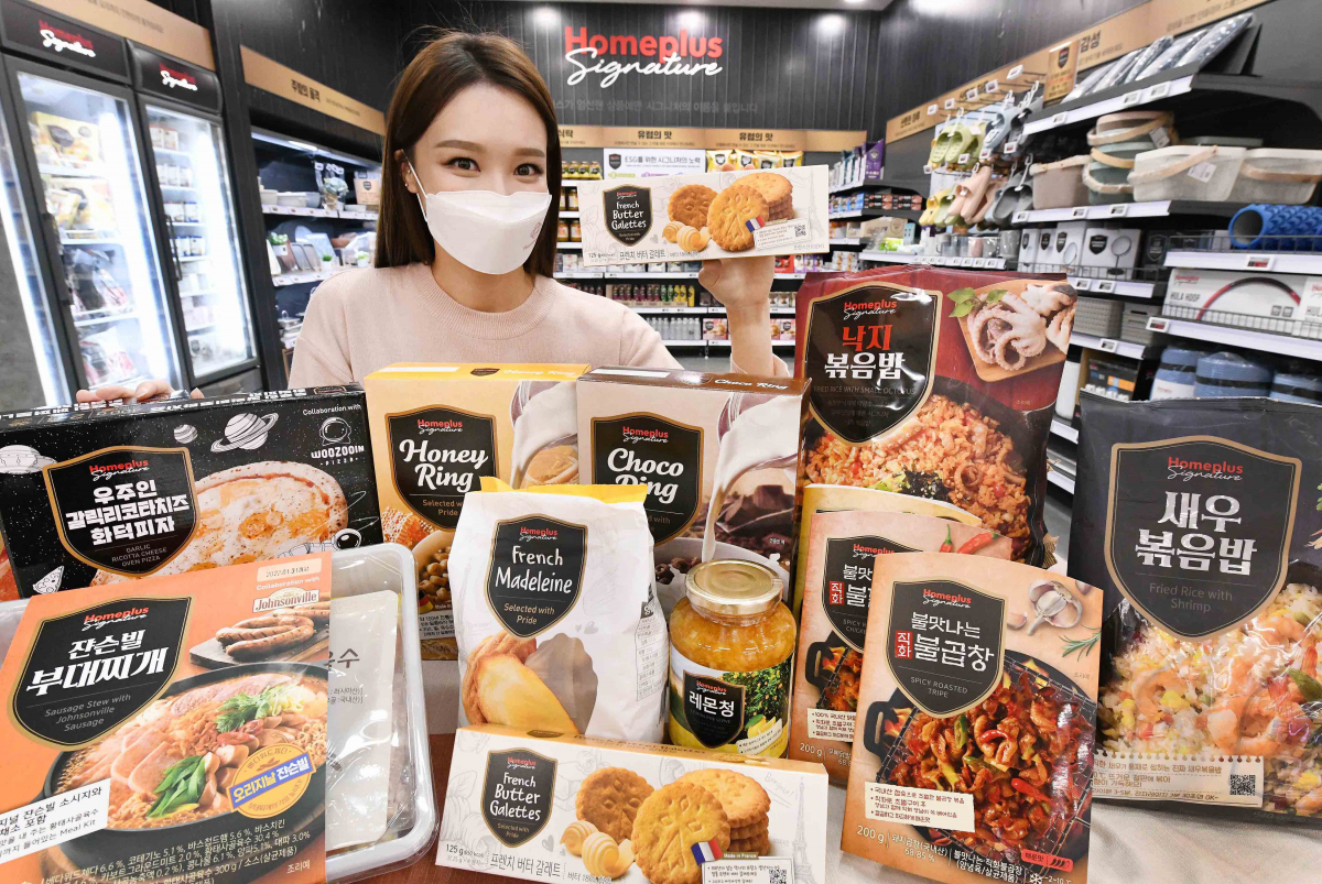 ▲3일 서울 등촌동 홈플러스 강서점에서 프리미엄 PB ‘홈플러스 시그니처’ 상품을 모델이 소개하고 있다.  (사진제공=홈플러스)