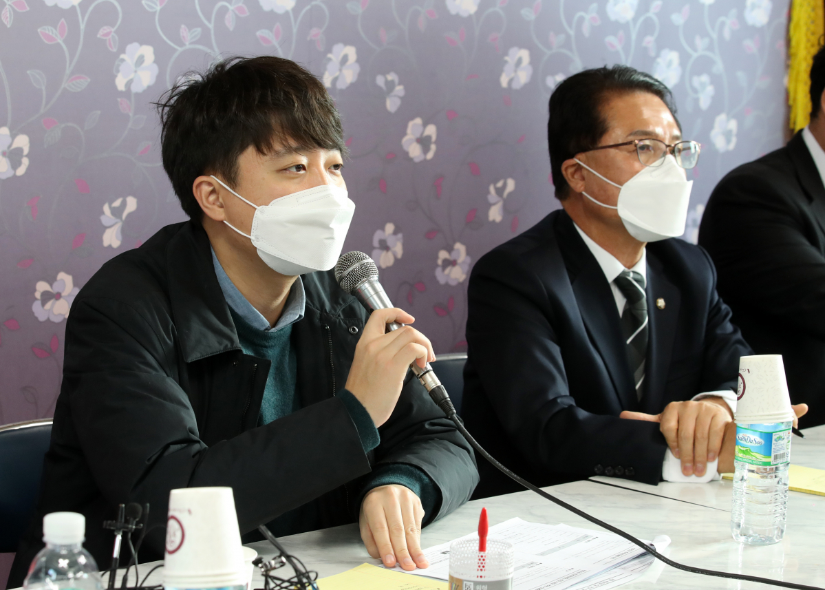 ▲이준석 국민의힘 대표가 3일 오전 전남 신안군 압해읍 청년회관에서 가진 신안군 주민과의 간담회에서 발언하고 있다. (연합뉴스)