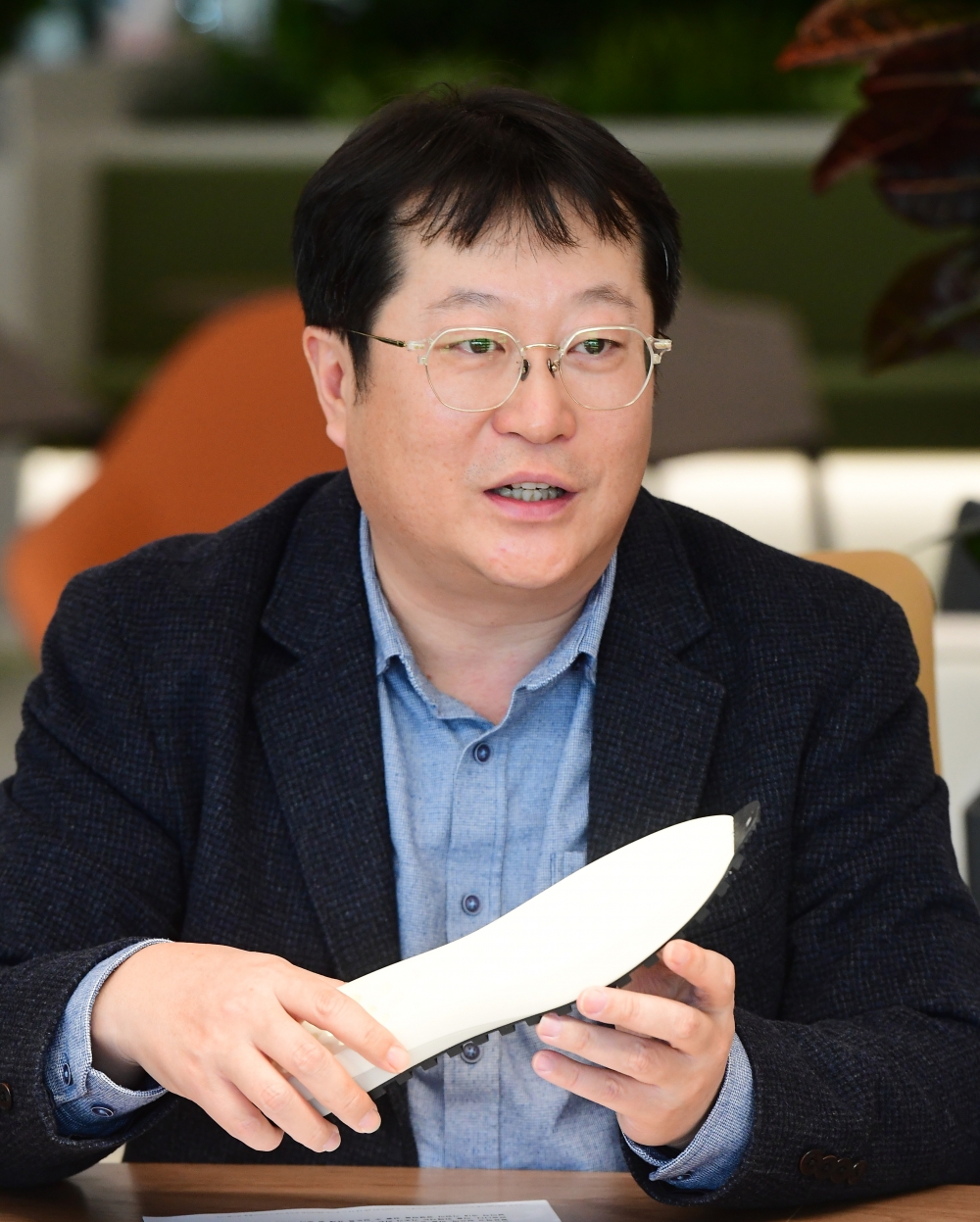 ▲정재준 SK케미칼 신사업개발실장은 경기도 성남 SK케미칼 본사에서 이투데이와 인터뷰에서 "2030년까지 친환경 소재 비중을 100%로 늘릴 계획"이라며 "결국 친환경 포트폴리오만 남게 될 것"이라고 강조했다. 고이란 기자 photoeran@ (이투데이DB)