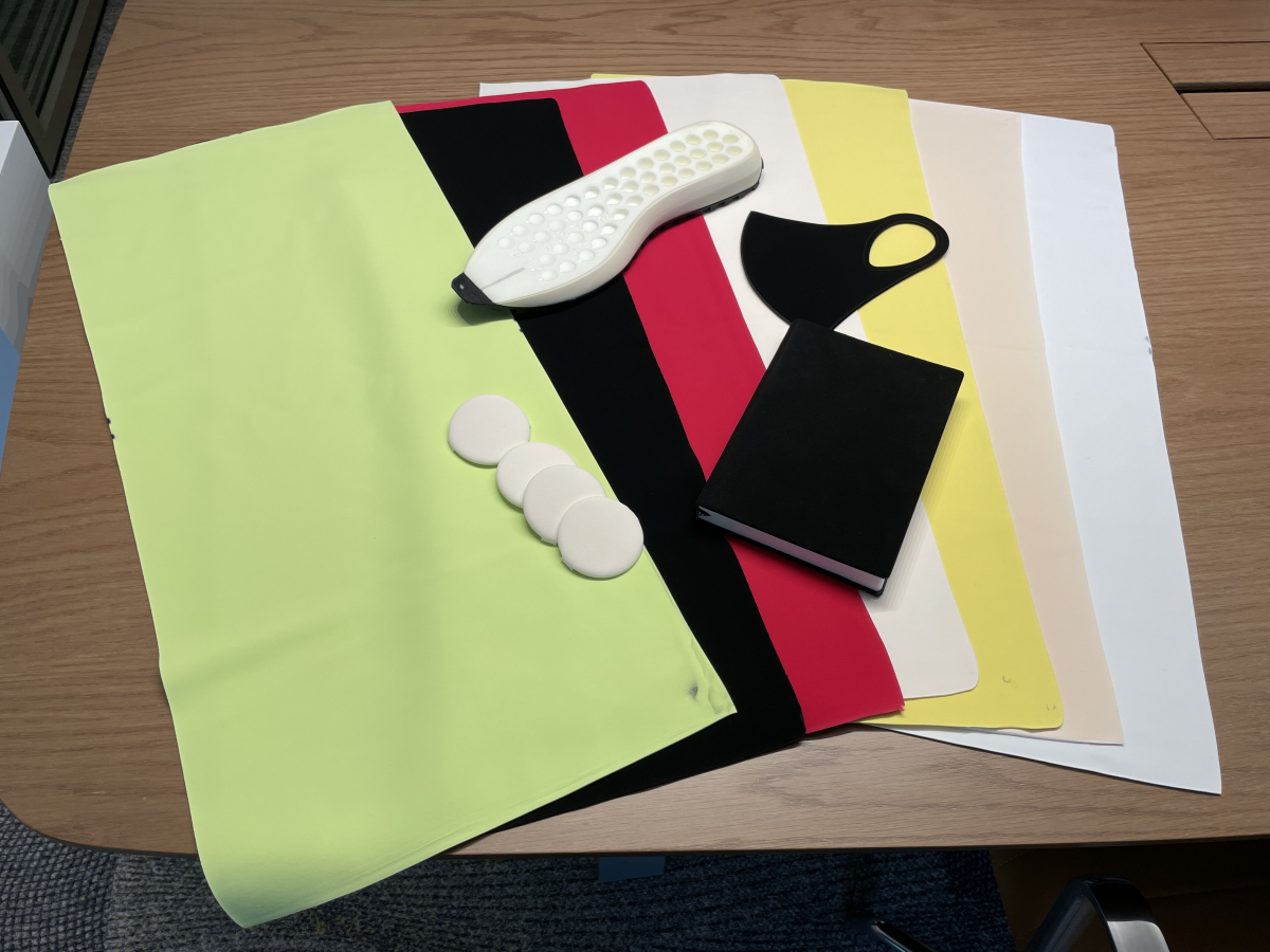 ▲SK케미칼이 PO3G를 원료로 생산한 운동화 깔창, 퍼프, 마스크 등의 제품. (이다솜 기자 citizen@)