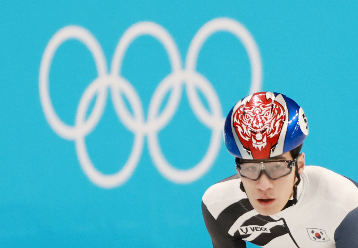 ▲쇼트트랙 올림픽 대표 황대헌이 2일 중국 베이징 캐피털 실내경기장에서 실시된 2022 베이징동계올림픽 쇼트트랙 대표팀 공식 훈련에서 트랙을 돈 뒤 생각에 잠겨 있다. 연합뉴스
