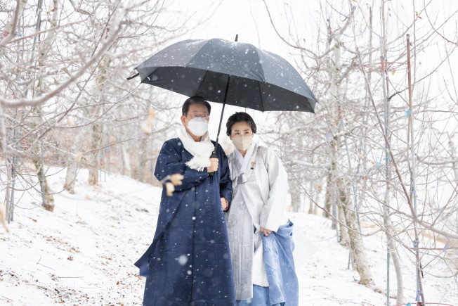 ▲더불어민주당 이재명 대선 후보와 부인 김혜경 씨가 설 명절인 1일 경북 봉화군 선산에서 부모님 산소를 성묘를 마친 뒤 내려오고 있다.  (연합뉴스)