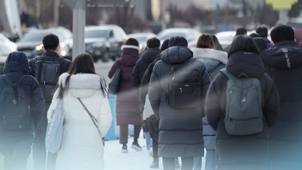 ▲두꺼운 외투를 입은 시민들. (연합뉴스)
