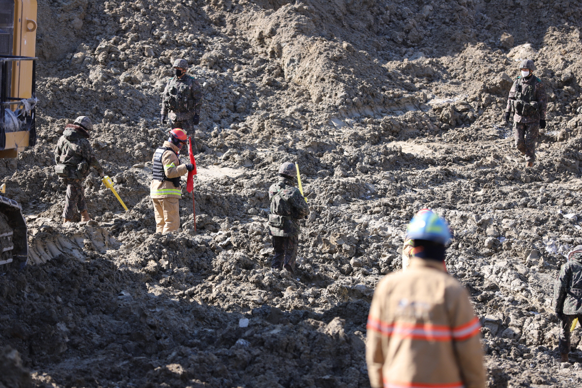 ▲2일 경기 양주시 은현면 도하리 삼표산업 채석장 붕괴·매몰사고 현장에서 구조당국이 금속탐지기를 이용해 실종자를 수색하고 있다.

