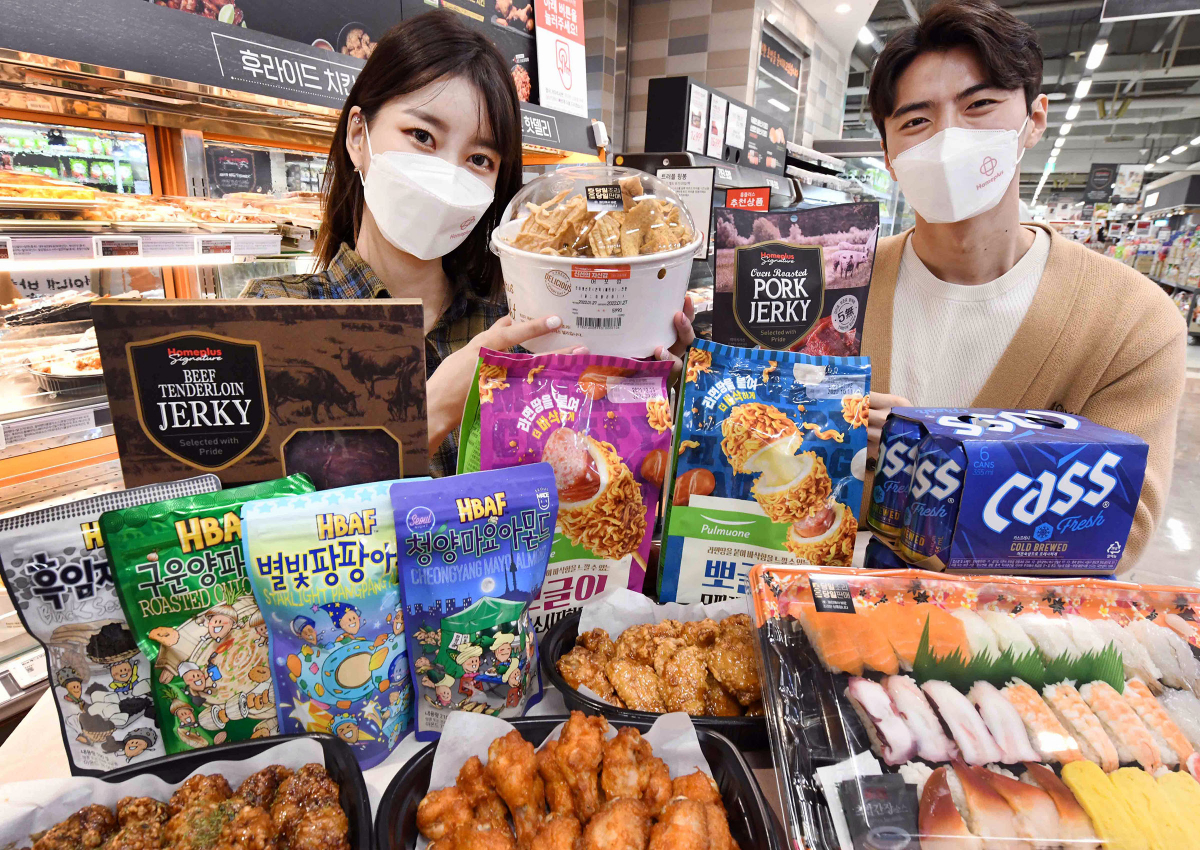 ▲홈플러스는 동계 올림픽을 시청하는 고객들을 위해 ‘집관 꿀템 모음전’을 진행한다.  (사진제공=홈플러스)