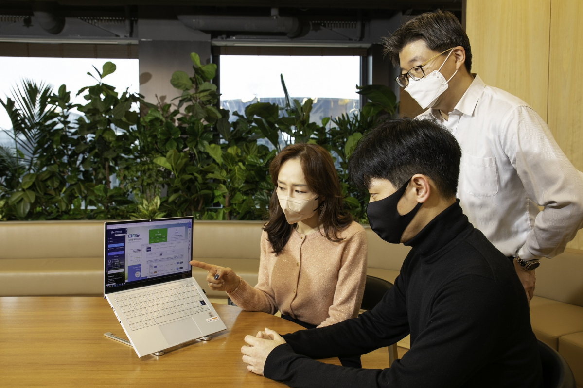 ▲SK에너지 구성원들이 환경부 탄소감축 관련 사이트(상쇄등록부시스템)에서 SK에너지의 중온 아스콘 관련 외부사업 방법론을 확인하고 있다. (사진제공=SK에너지)