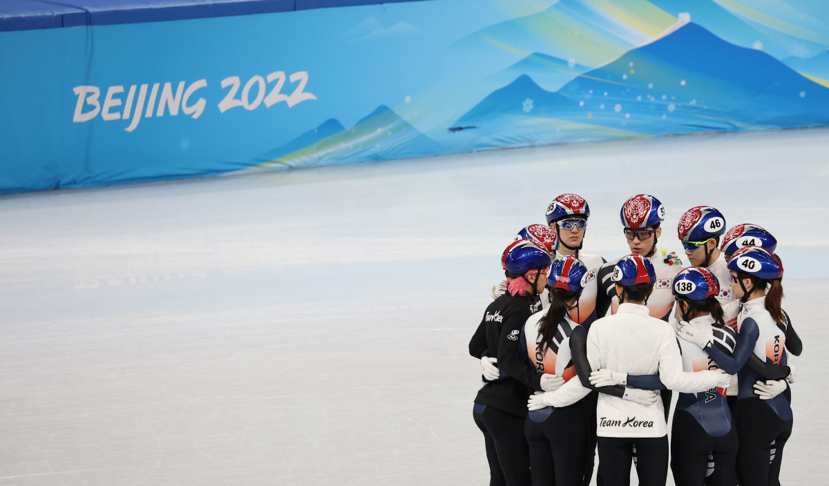 ▲022 베이징 동계올림픽 개막을 하루 앞둔 3일 오후 베이징 캐피탈 실내 경기장에서 열린 한국 쇼트트랙 대표팀의 공식 훈련에서 선수들이 링크에 모여 결의를 다지고 있다. (연합뉴스)
