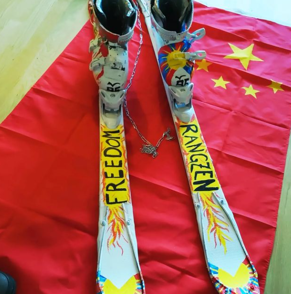 ▲티베트 예술가 로텐 남링이 3일(현지시간) 자신이 시위에 사용한 스키를 공개했다. 출처 남링 인스타그램