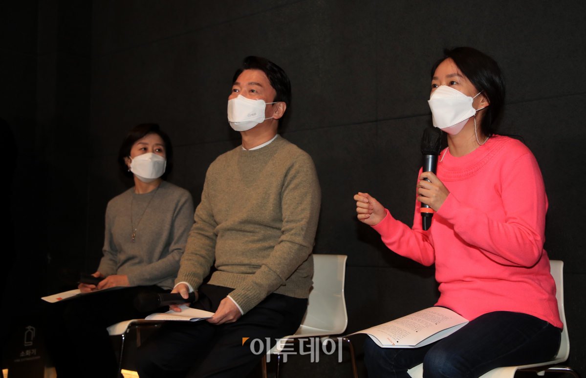 ▲안철수 국민의당 대선 후보(가운데)가 4일 오전 서울 강남구 밤부씨어터에서 부인 김미경 교수(왼쪽), 딸 안설희 박사(오른쪽)와 함께 '대한민국 미래주역, 청소년들과의 대화'라는 주제로 중학생들의 꿈과 진로에 대한 대화를 나누고 있다. (국회사진취재단)