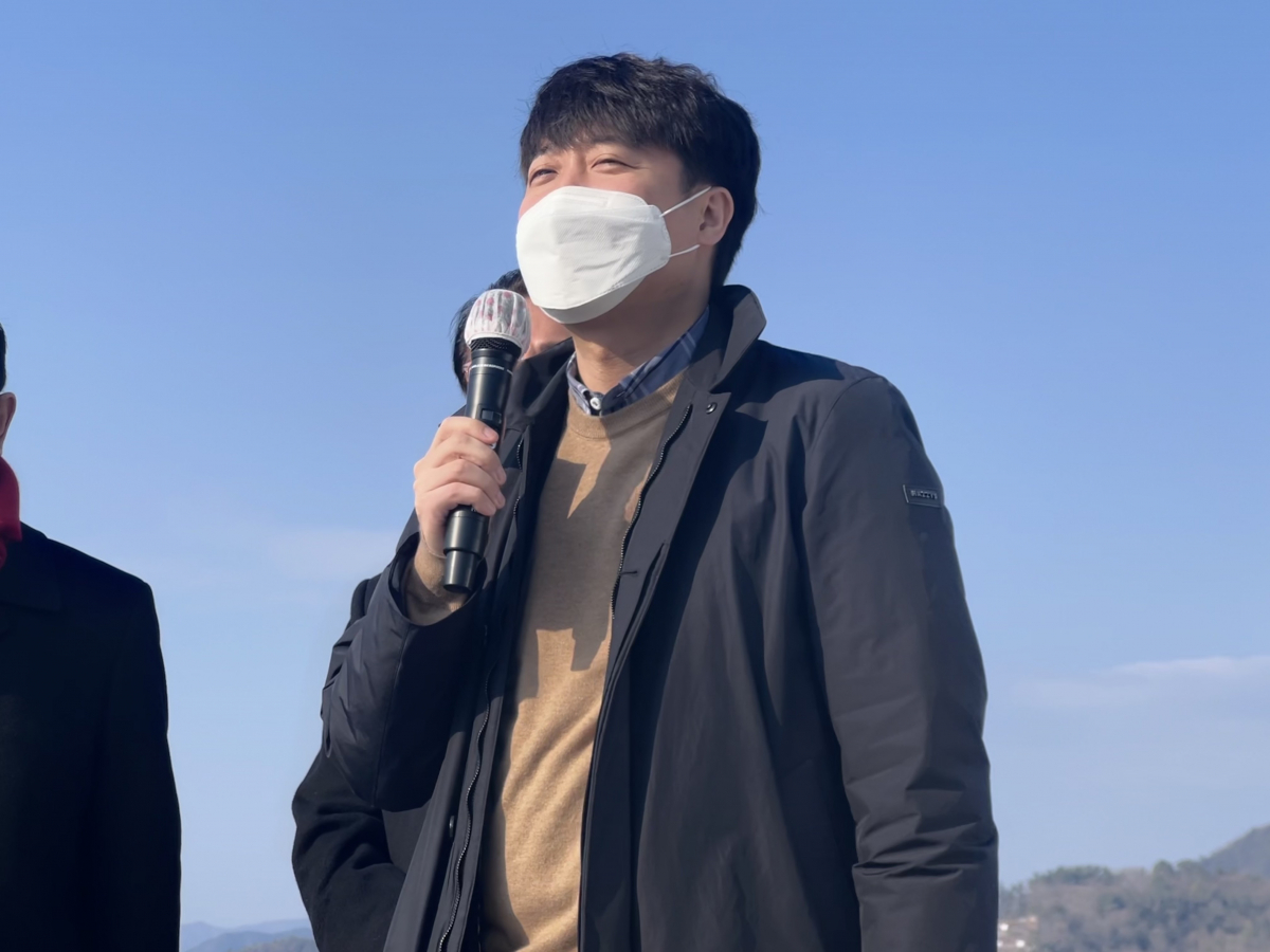 ▲이준석 국민의힘 대표가 4일 전라남도 장흥군 용곡항을 방문해 주민들과 대화하고 있다. (제공=국민의힘 당 대표실)