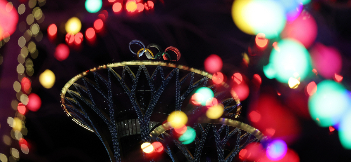 ▲2022 베이징 동계올림픽 개막을 하루 앞둔 3일 오후 베이징 올림픽 타워가 화려한 조명에 물들어 있다. (연합뉴스)
