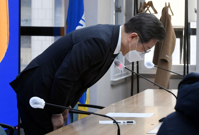 ▲더불어민주당 이재명 대선 후보가 4일 오후 서울 여의도 당사에서 226개 기초지자체 공약을 소개하는 '우리동네공약' 언박싱데이 종료 후 부인 김혜경 씨 과잉 의전 논란과 관련해 "국민들께 다시 한번 사과드린다"며 고개를 숙이고 있다. (연합뉴스)