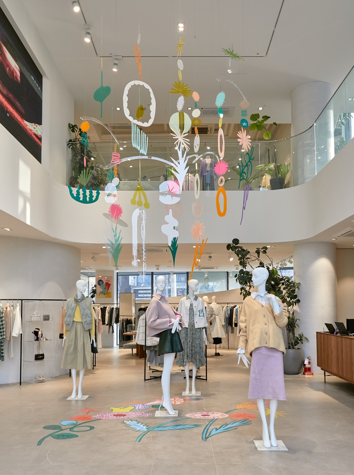 ▲광주 '더한섬하우스 광주점'에 전시된 모빌 아티스트 오시영의 작품. (사진제공=한섬)