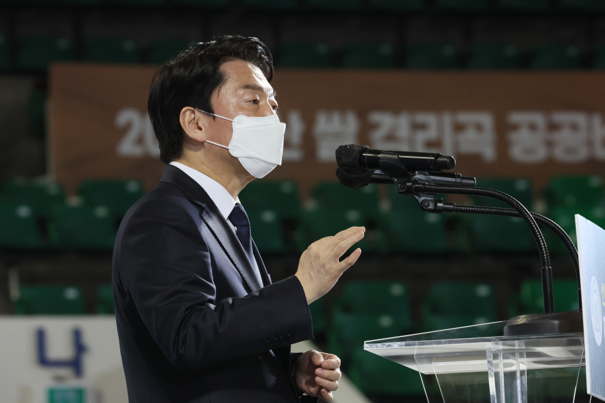 ▲안철수 국민의당 대선 후보가 4일 오후 서울 송파구 잠실학생체육관에서 열린 한국농업경영인중앙연합회 주최 '선택 2022! 대선 후보 농정 비전 발표회'에서 농정 비전을 발표하고 있다. (연합뉴스)