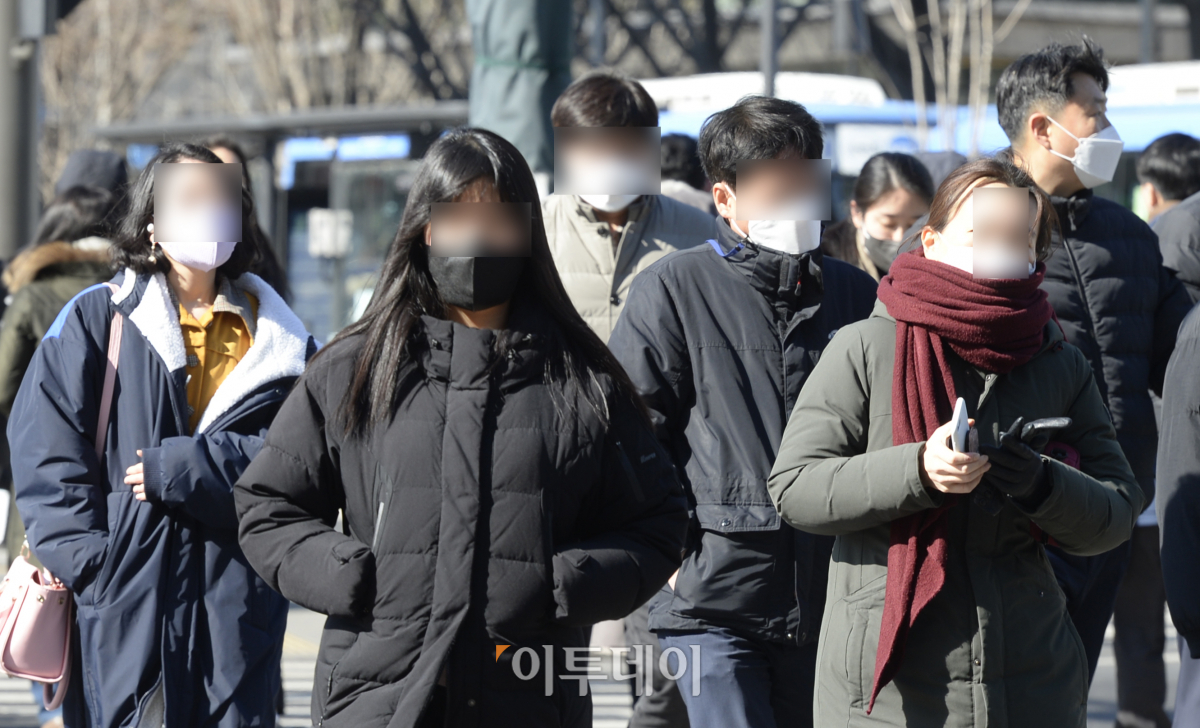 ▲시민들이 두꺼운 외투를 입고 출근하고 있다.  (조현호 기자 hyunho@)