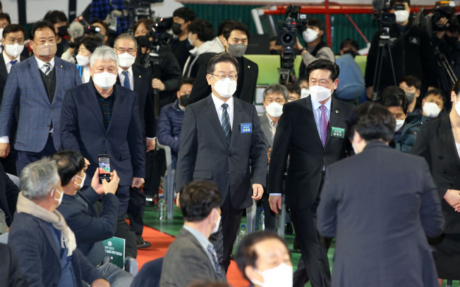 ▲더불어민주당 이재명 대선 후보가 4일 오후 서울 송파구 잠실학생체육관에서 열린 한국농업경영인중앙연합회 주최  '선택 2022! 대선 후보 농정 비전 발표회'에 참석하고 있다.  (연합뉴스)
