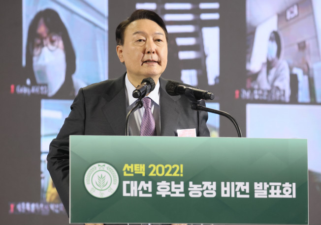 ▲국민의힘 윤석열 대선 후보가 4일 오후 서울 송파구 잠실학생체육관에서 열린 한국농업경영인중앙연합회 주최  '선택 2022! 대선 후보 농정 비전 발표회'에서 농정 비전을 발표하고 있다.  (연합뉴스)