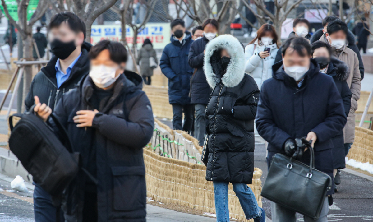 ▲(뉴시스) 두거운 외투를 입고 출근하는 시민들
