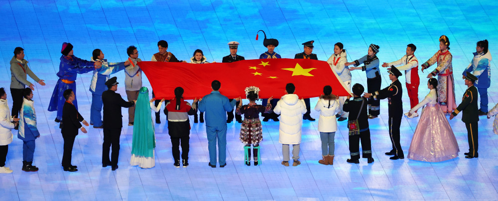 ▲4일 오후 중국 베이징 국립경기장에서 열린 2022 베이징 동계올림픽 개회식에서 중국 국기인 오성홍기가 입장하고 있다.  (연합뉴스)