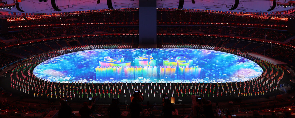 ▲4일 오후 중국 베이징 국립경기장에서 열린 2022 베이징 동계올림픽 개회식에서 레이저쇼로 새해 인사가 표시되고 있다. (연합뉴스)