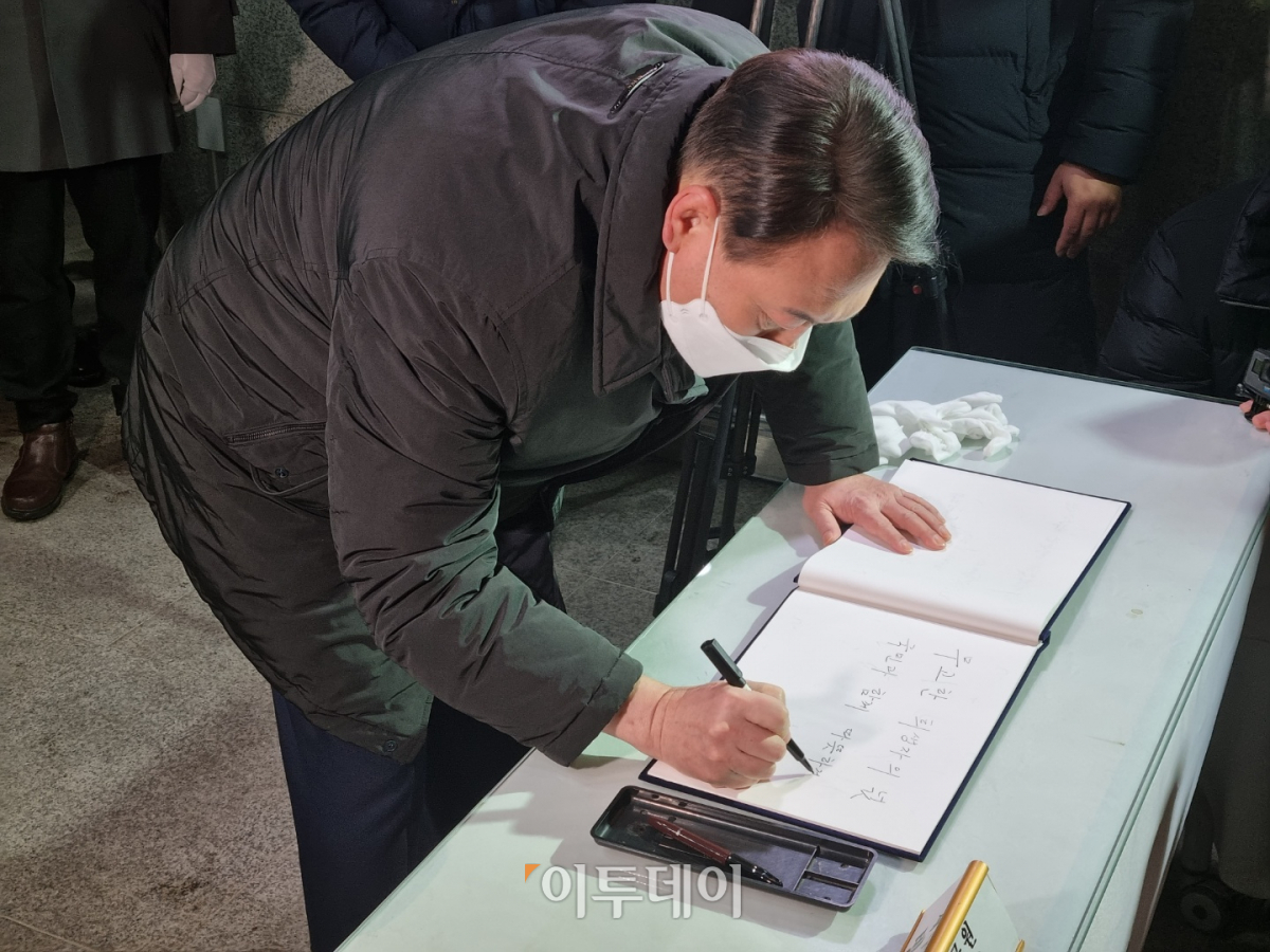 ▲윤석열 국민의힘 대선 후보가 5일 제주 4.3 평화공원을 찾아 방명록을 작성하고 있다. (박준상 기자 jooooon@)